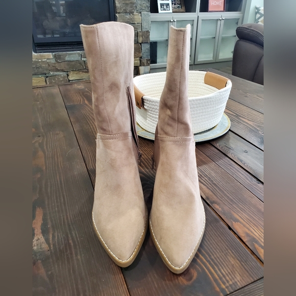 Brand New Universal Thread Boots - Picture 1 of 3